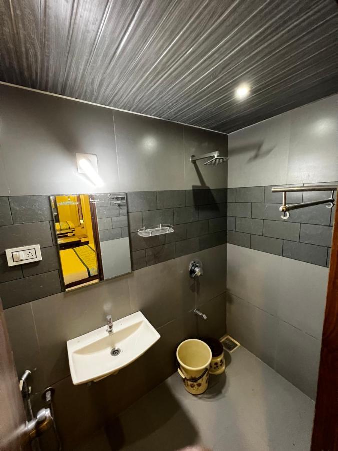 Hotel Savera Inn Morbi Buitenkant foto