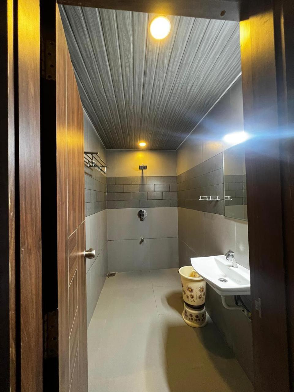 Hotel Savera Inn Morbi Buitenkant foto